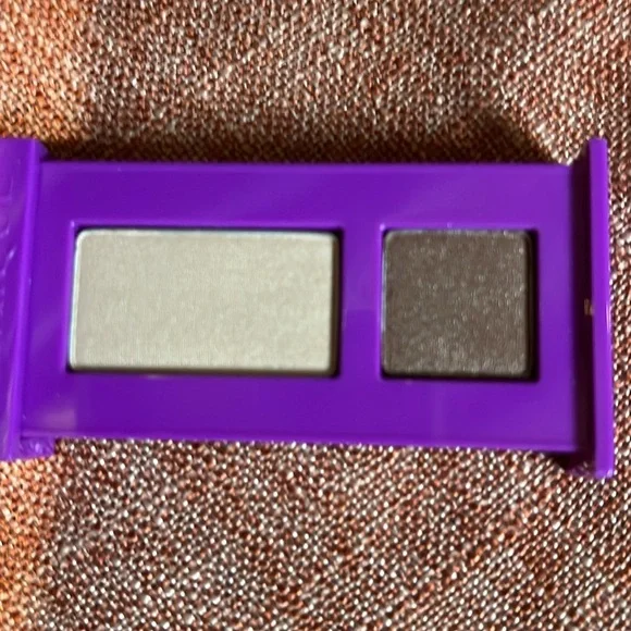 FREE Clinique 01 like mink Eyeshadow Duo with purchase - Picture 4 of 4